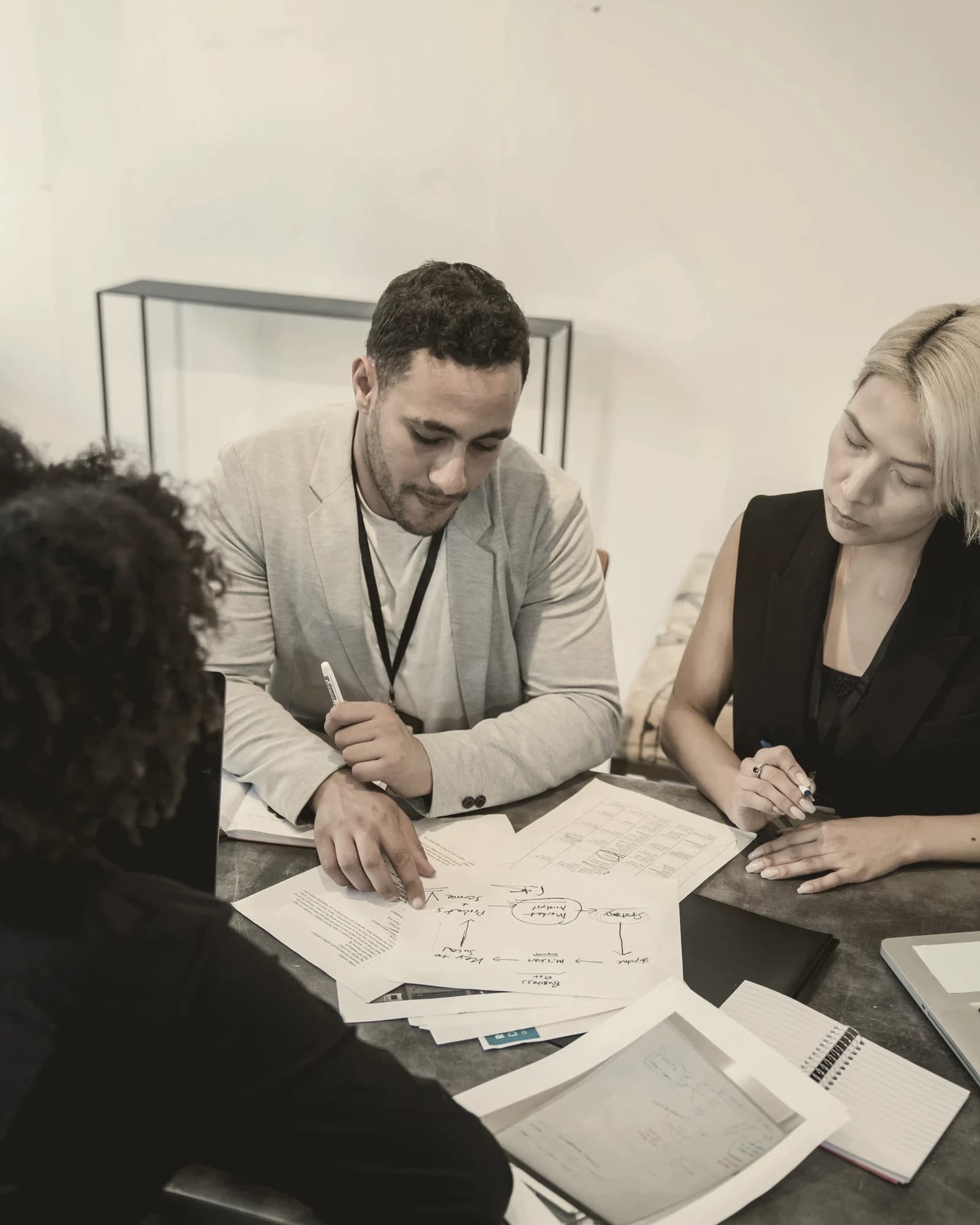 Workshop operativo sobre mesa para definir fases, ownership y quick win del proceso