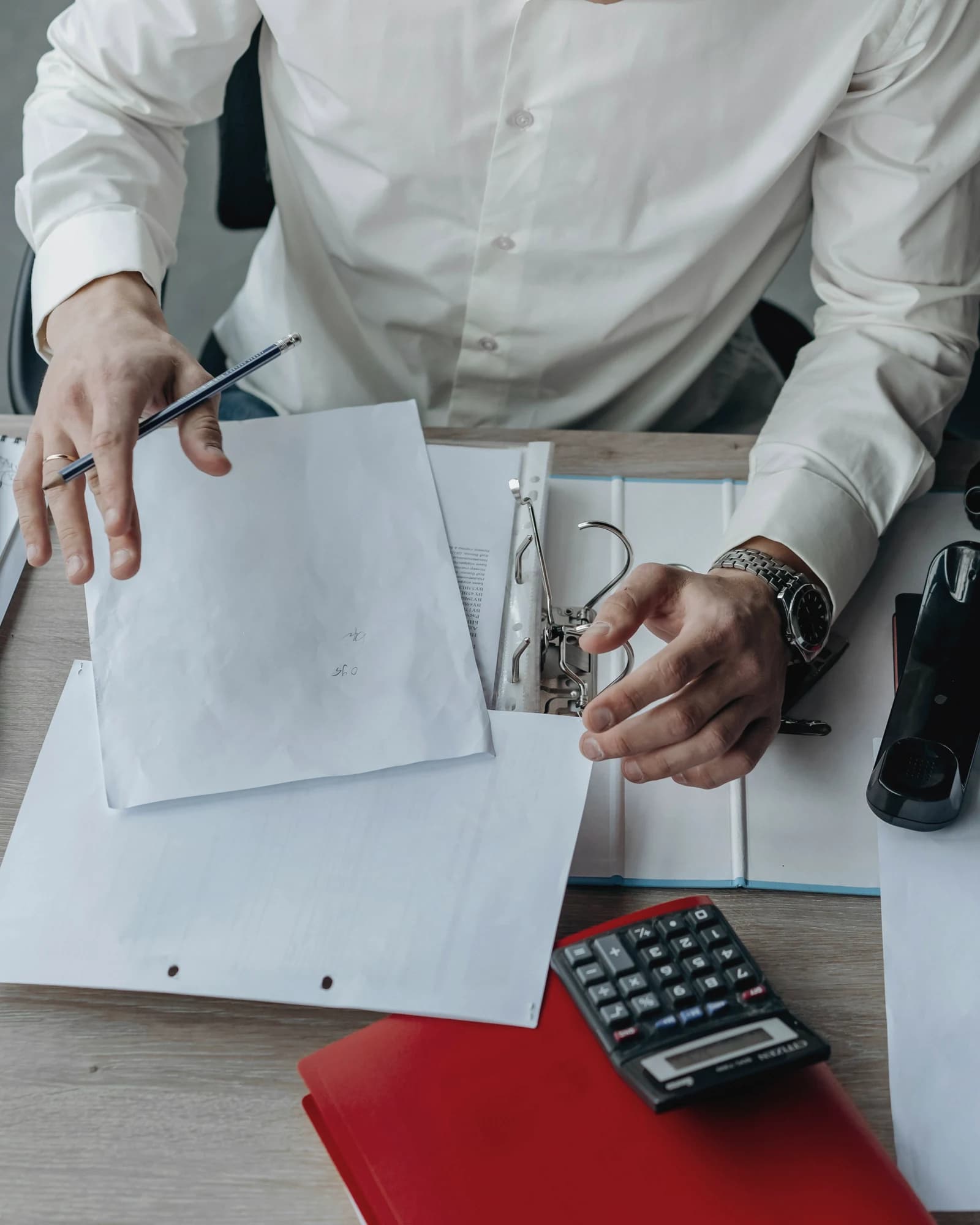 Documentación contractual y carpeta operativa para gestión de clientes en energía