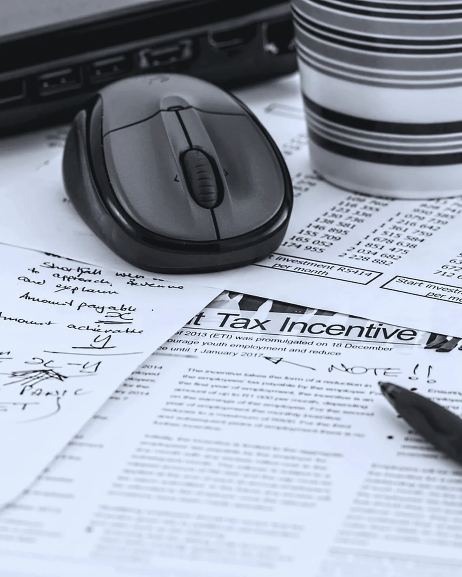 Mesa con papeles, correcciones y dependencia operativa de documentación manual