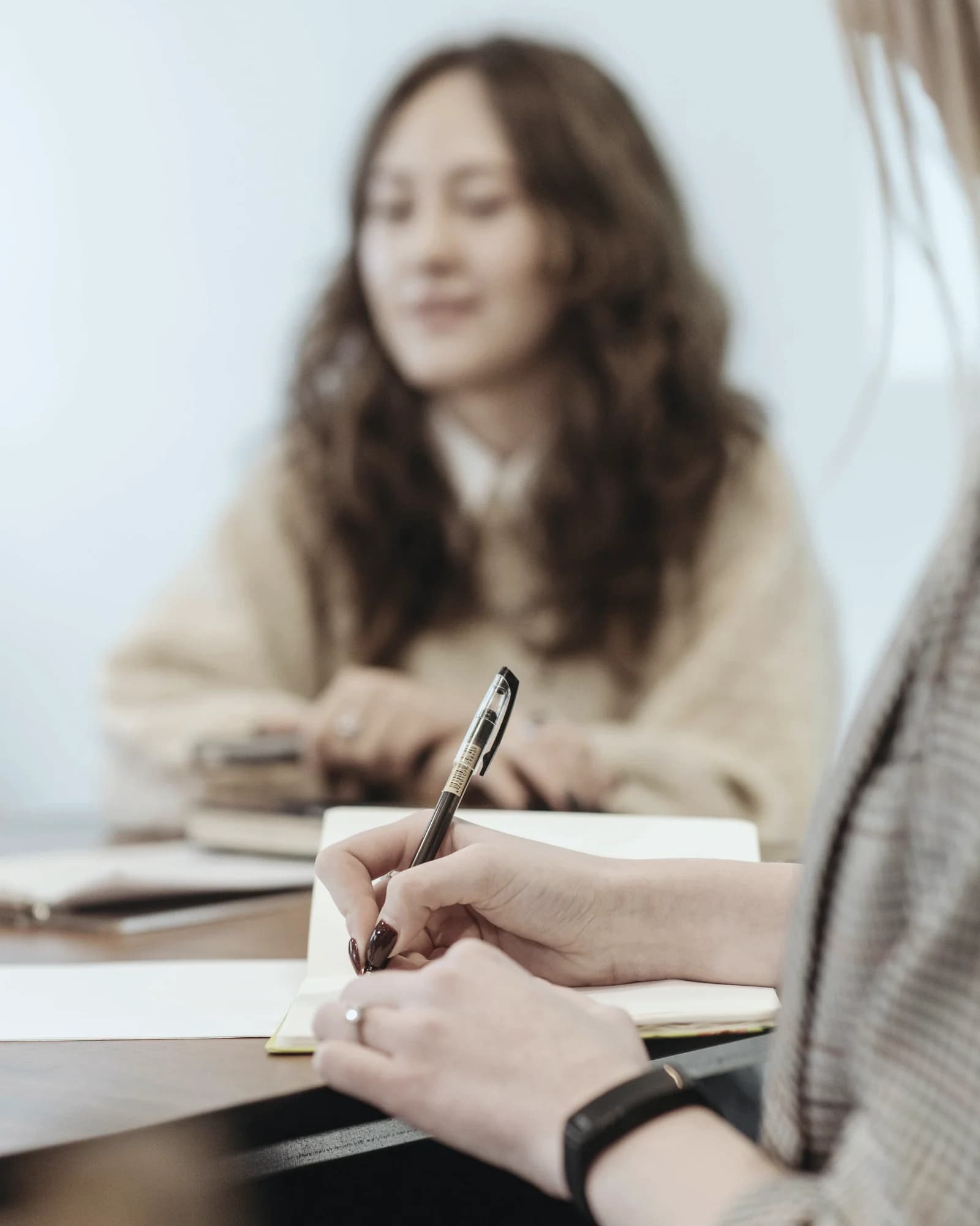Persona tomando notas en una reunión para resolver dudas antes de automatizar procesos internos