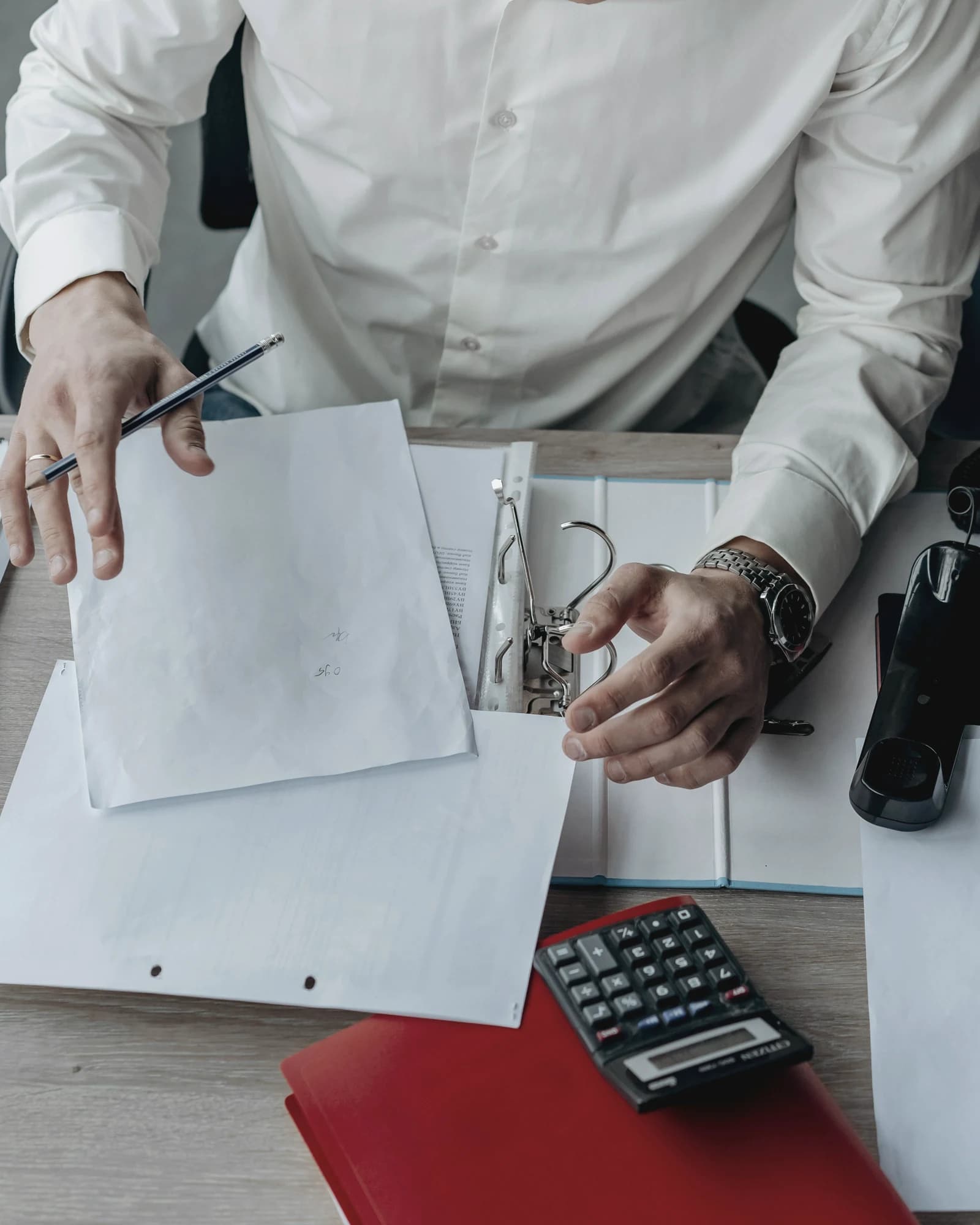 Documentación organizada sobre mesa para trabajar aprobaciones con ownership y trazabilidad