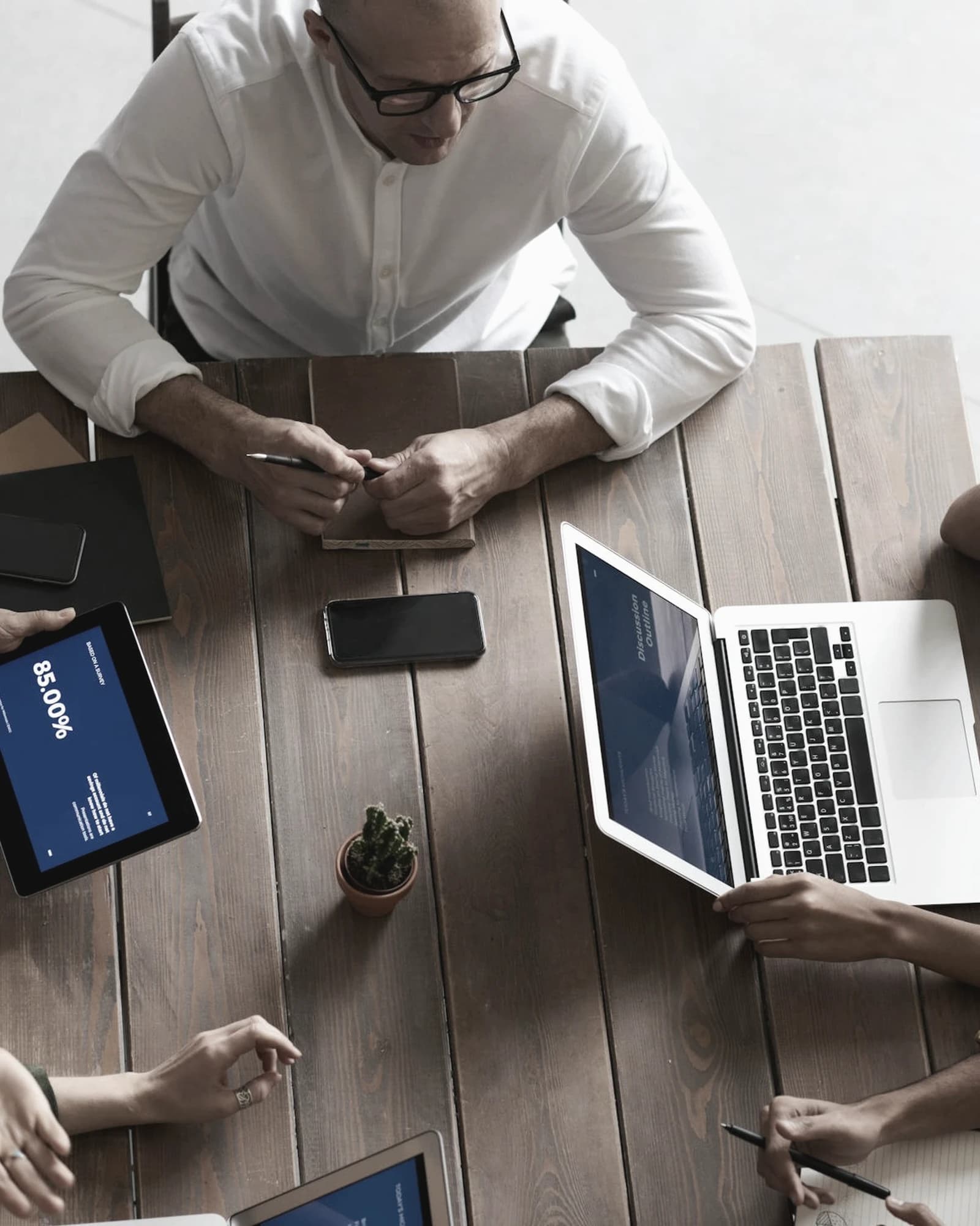 Coordinación entre áreas con documentos y seguimiento operativo en gestión de clientes de energía