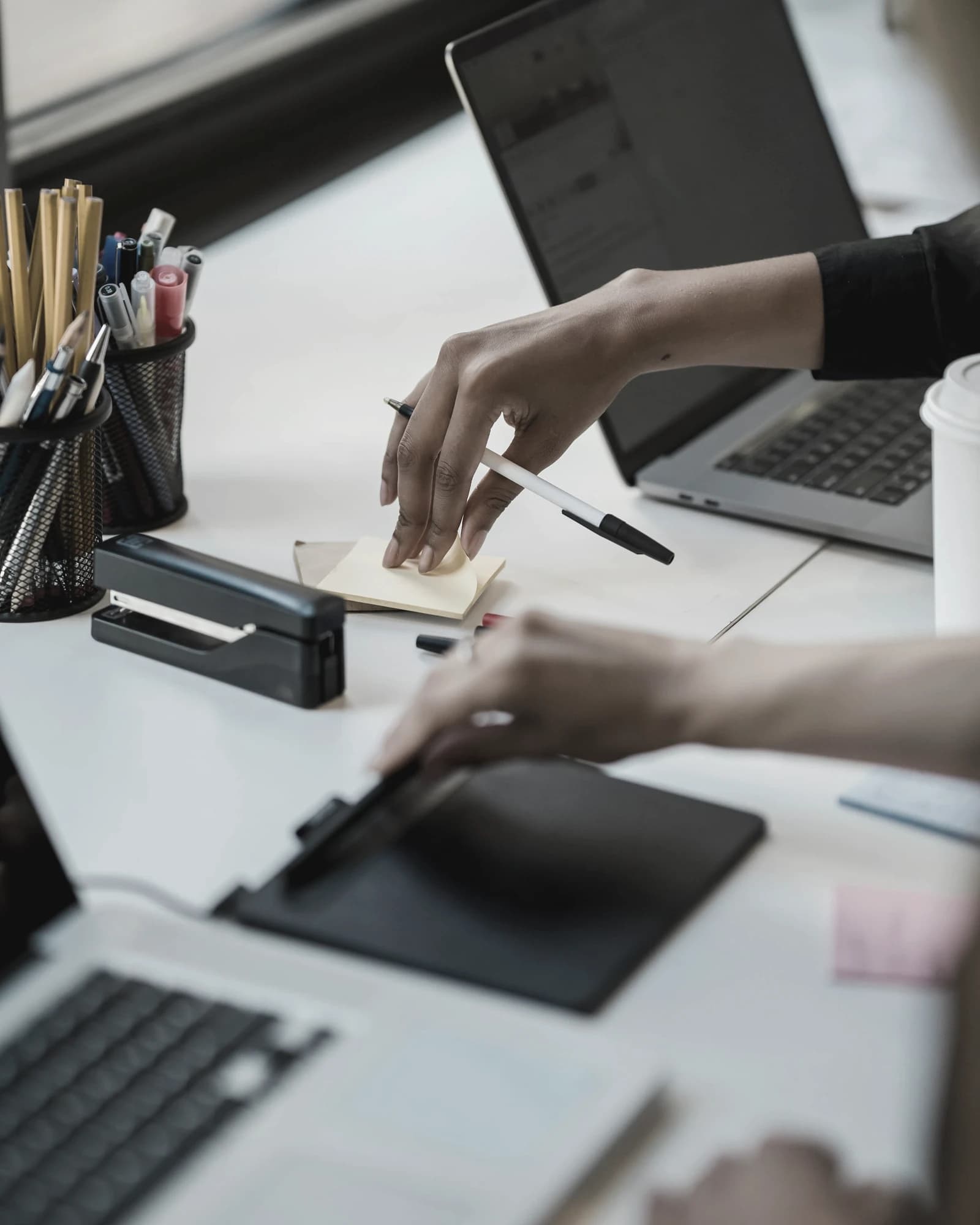 Mesa de coordinación con documentos y portátil para ordenar distribución logística