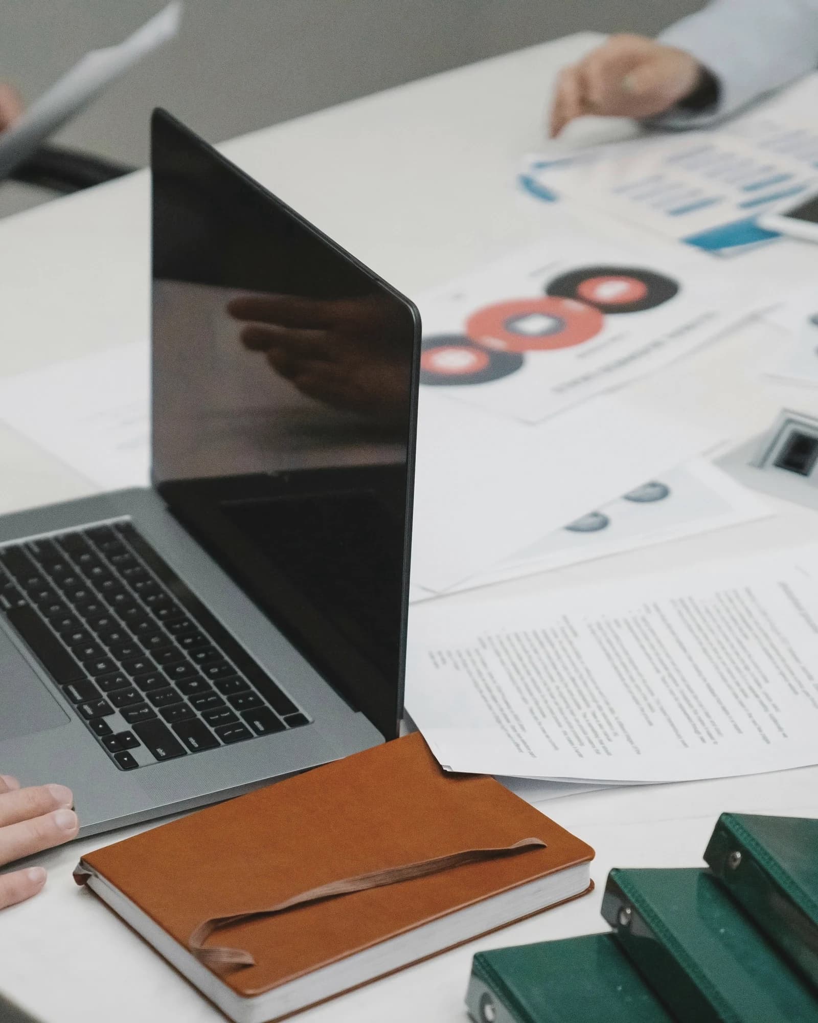 Mesa de trabajo con portátil y documentos para representar control operativo y ownership compartido