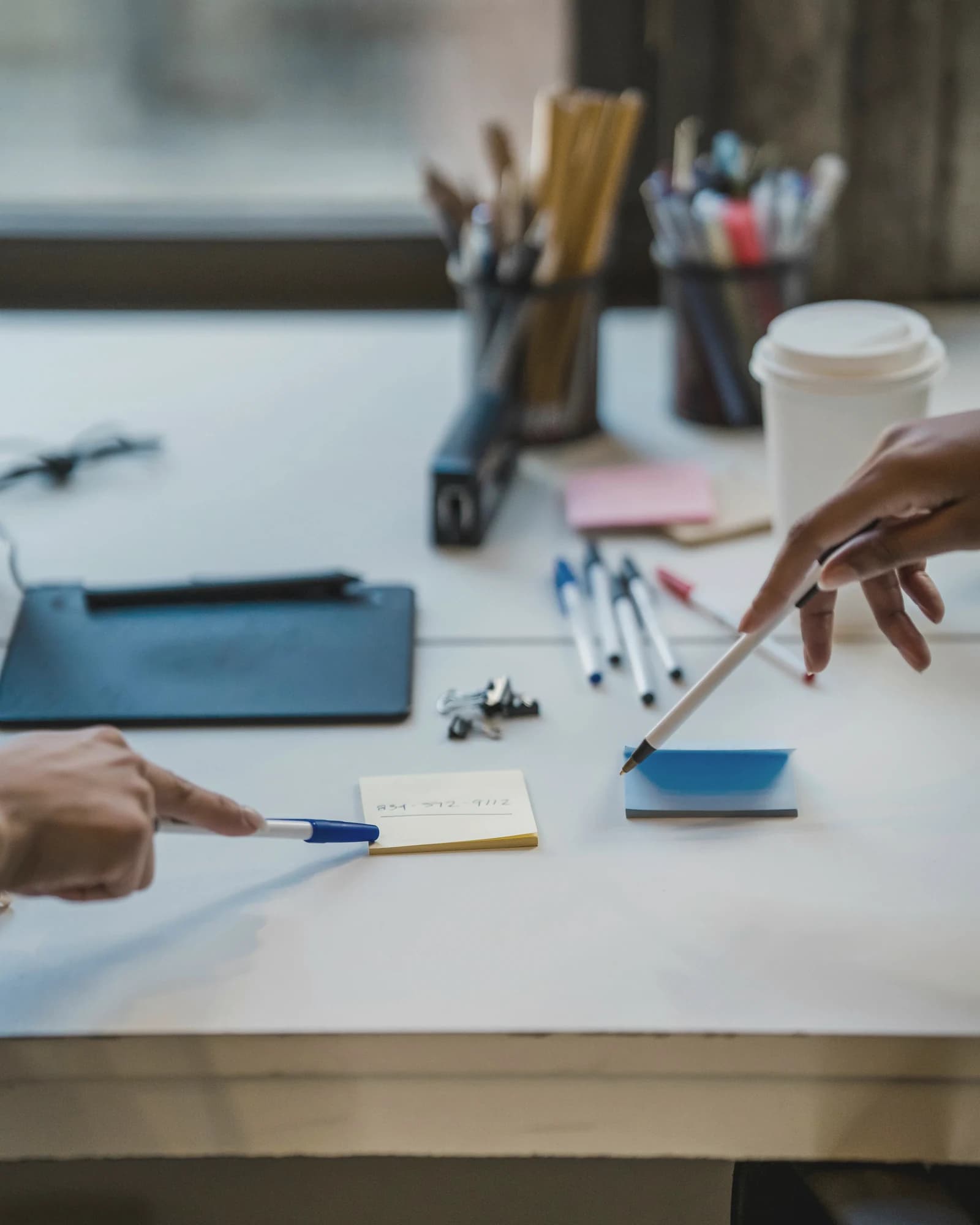 Workshop con papeles y trabajo compartido para ordenar una implementación por fases
