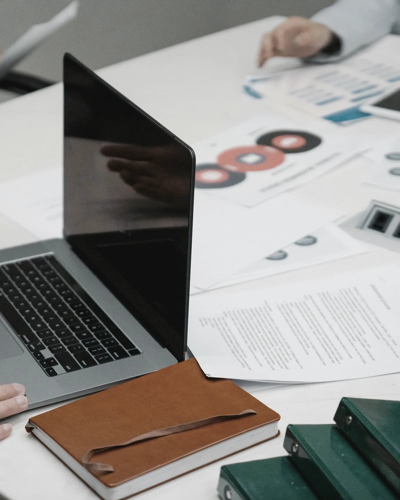 Mesa de trabajo con documentos para representar control operativo, ownership y estado visible de incidencias